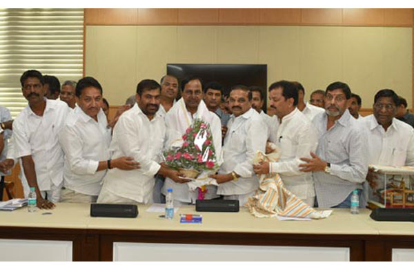 KCR with weavers