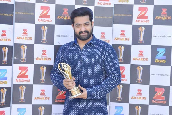 NTR Zee Cinema Awards King of Box Office, NTR Fans Celebrate Zee Cinema Awards, Zee Cinema awards Nannaku Prematho and Janatha Garage