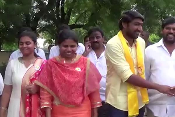 Video journalists attacked by TDP followers in Guntur