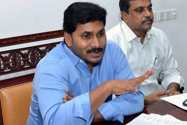 Jagan taunts Chandrababu for taking help from Rajamouli on Amaravati