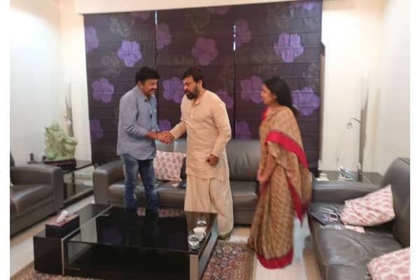 Rajashekar puts differences aside , meets Chiranjeevi