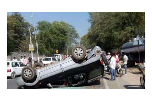 Five killed as SUV overturns in Telangana