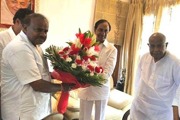 KCR meets Deve Gowda, discuss proposed front