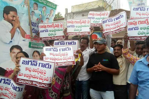 Kapus embarrass Jagan during Padayatra