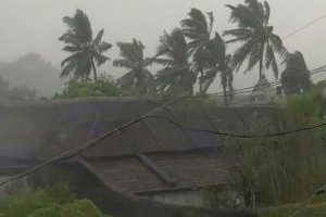 8 die as cyclone Titli batters Andhra, Odisha coast