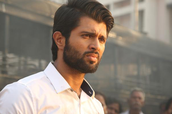 Vijay Deverakonda reaches out to cyclone hit Andhra Pradesh