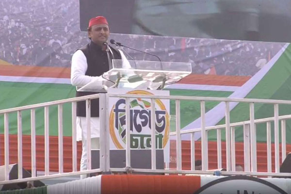 Akhilesh hints: Maya or Mamta to be PM candidate?