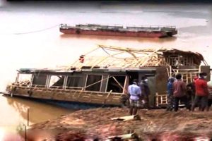 Andhra boat with trapped bodies retrieved from Godavari